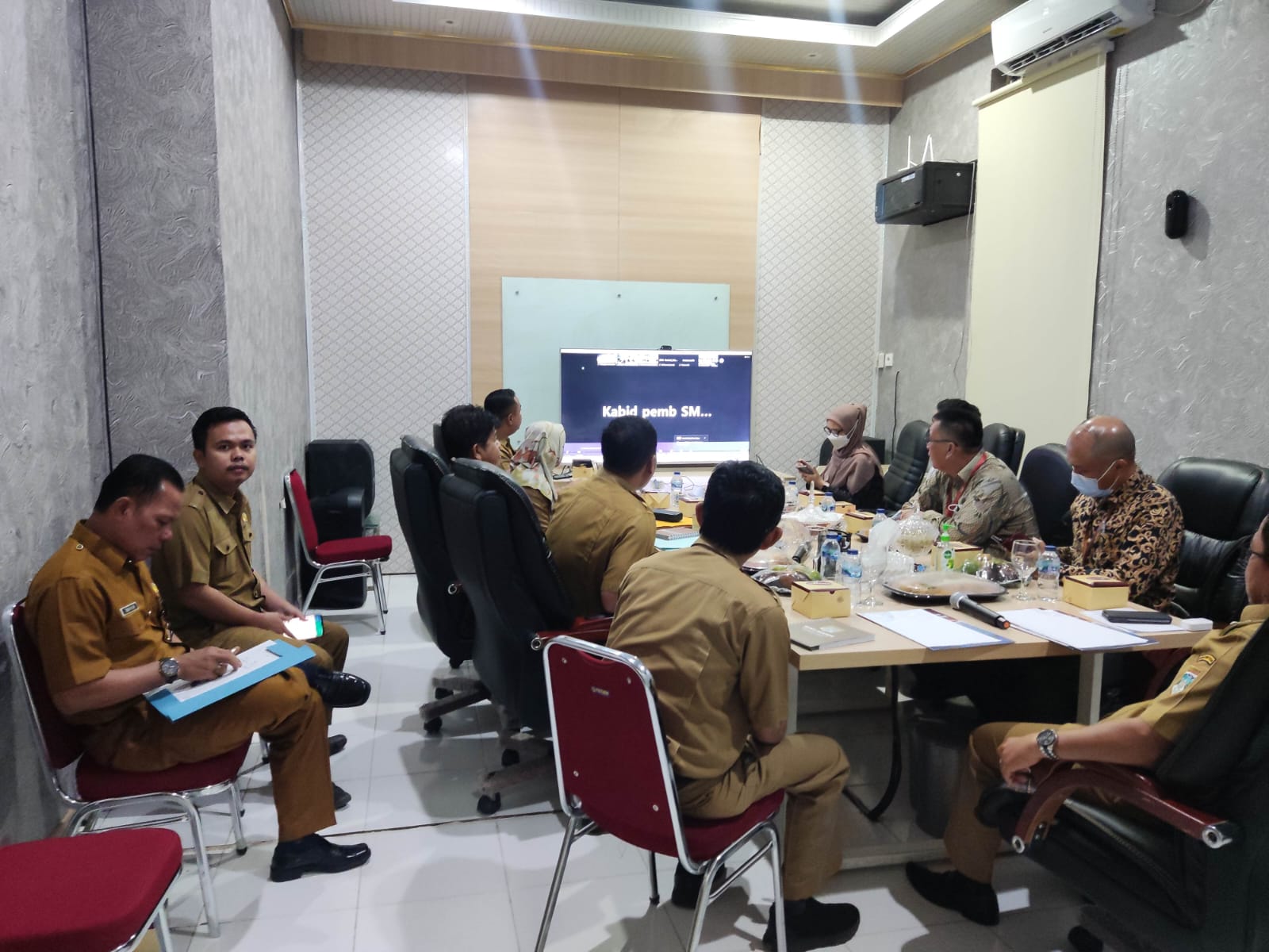 Wakil Bupati Musi rawas utara Menerima Audiensi dan Entry Meeting_ atas Laporan Keuangan Pemerintah Daerah (LKPD) oleh Badan Pemeriksaan Keuangan (BPK) Perwakilan Provinsi Sumatera Selatan melalui Video Conference di Ruang Rapat Bina Praja Setda Kabupaten